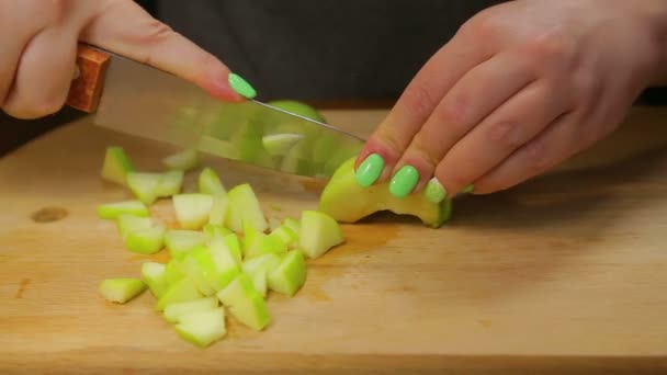 Una Mujer Corta Una Manzana Verde Con Cuchillo Una Tabla — Vídeos de Stock