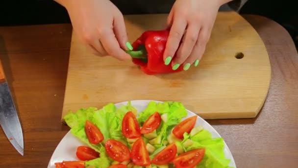 Kvinnlig Hand Rengör Paprika Från Kärnan Med Kniv Närbild — Stockvideo