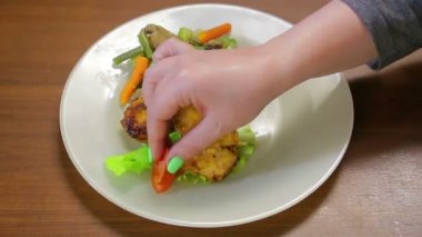 Kadın kırmızı domates sebze dilimleri ile hindi çanak dekorlar