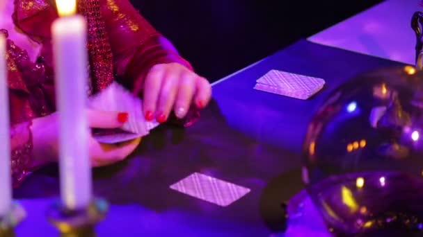 Руки цыган складывают карты на стол — стоковое видео