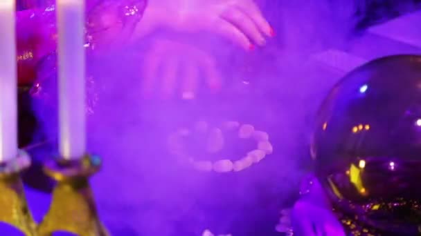 Циганські руки травмують білі камені в диму — стокове відео