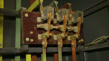 Elektrik kontağı bastırıcılarının paneli pano elektrik panelinde ark