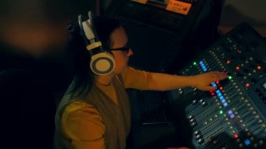 Kadın Dj kulaklık için disko raylara bir karıştırma konsol karıştırma.