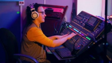 DJ kulaklık için disko raylara bir karıştırma konsol karıştırma