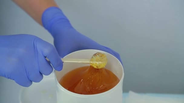 Las manos de la mujer en el kometólogo preparan la pasta de azúcar para el shugaring. Movimiento lento — Vídeos de Stock