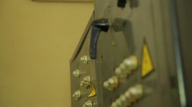 Bir elektrikçi mühendis el elektrik odada ışık devre dışı bırakır.