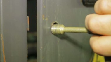 Mühendisleri el donanımındaki elektrik paneli kapatır