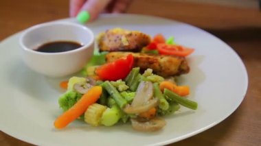 Renkli sebze ve soya sosu beyaz bir plaka ile pişmiş Türkiye