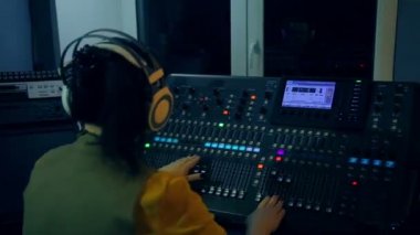 Kadın Dj renk ışık karıştırma konsol çalışıyor