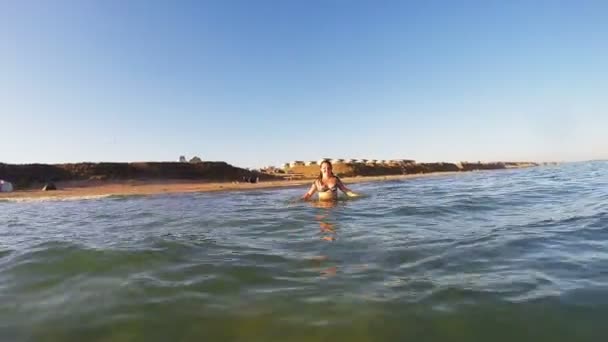 Mujer bronceada en el mar cerca de la costa — Vídeo de stock