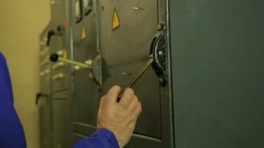 Bir elektrikçi mühendis el bir elektrik paneli içerir