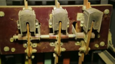 Elektrik kontağı bastırıcılarının paneli pano elektrik panelinde ark