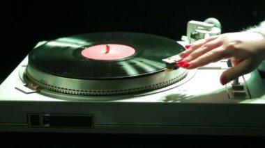 El renk ışık vinil kaydında bir pikap iğnesi ayarlar