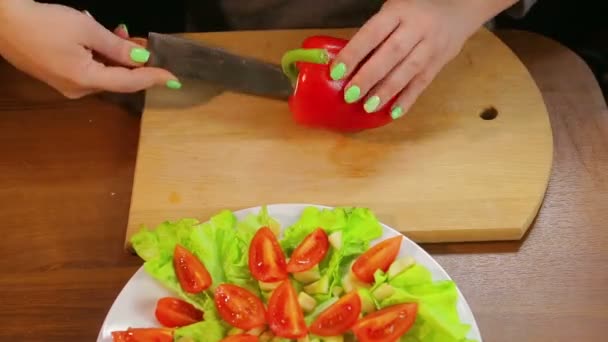 La mano femenina limpia los pimientos del núcleo con un cuchillo. Vueltas de tiempo — Vídeos de Stock