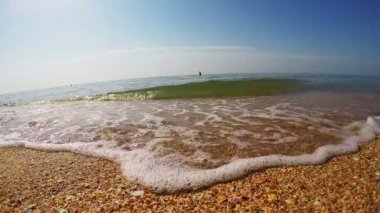 Dalgalar tarafından yıkanıp kumlu sahil üzerinde ayak izleri
