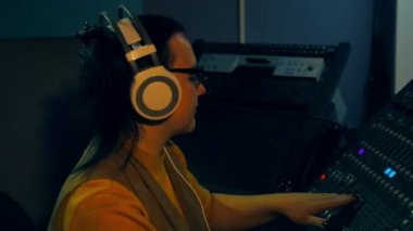 Kadın Dj kulaklık ve gözlük için disko raylara bir karıştırma konsolu karışımları