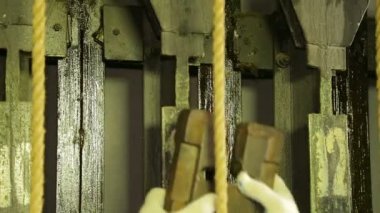 erkek sahne alt yük bir tiyatro perde kaldırma mekanizması kaldırır.