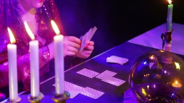 Gypsy ruce skládání karet na stůl. — Stock video