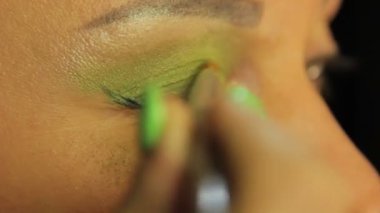 El fırça boya gözleri parlak yeşil gölgeler