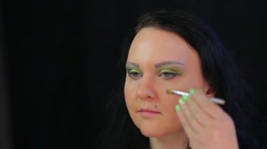 Esmer kadın sulu yeşil sparkles kapaklarında geçerlidir.