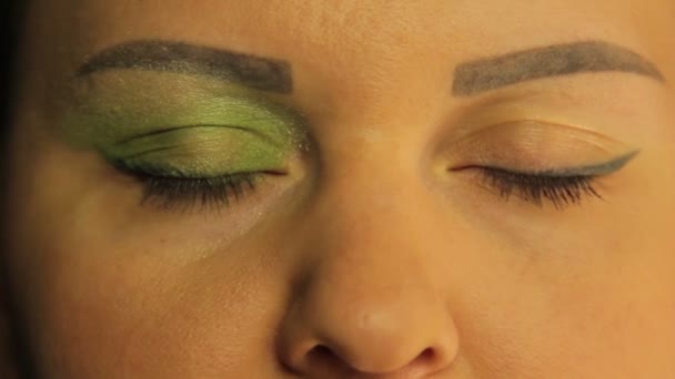 Yeux féminins un oeil teint avec des ombres vert vif — Video