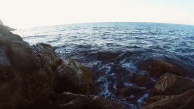 Kayalık deniz kıyısı ve açık denize bakan kayalar çökmesini dalgalar