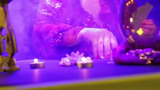 Hands of gypsy fortune-tellers with cards. — Stock Video