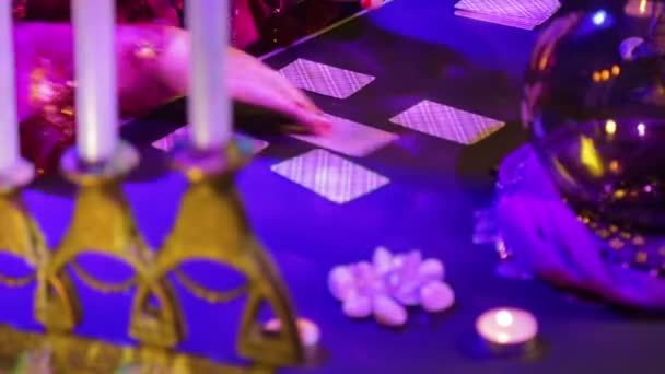 Gypsy ruce skládání karet na stůl — Stock video