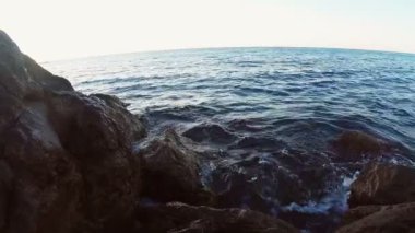 Kayalık deniz kıyısı ve açık denize bakan kayalar çökmesini dalgalar