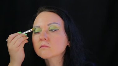 Esmer kadın sulu yeşil sparkles kapaklarında geçerlidir..