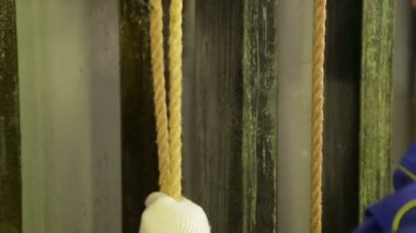 eldiven bir sahne işçisi erkek elleri tiyatro perde kablodan Mount kaldırır