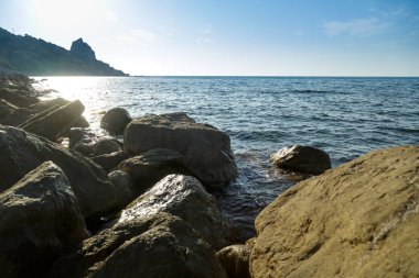 Sabah güneşin yatay taşlı shore