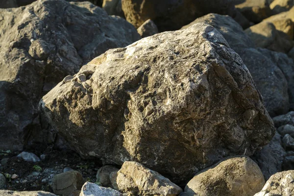 Grandes piedras cerca del mar.Grandes piedras cerca del mar . — Foto de Stock
