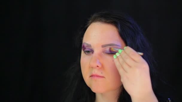 Frau Brünette mit Augen Make-up lila Schatten — Stockvideo