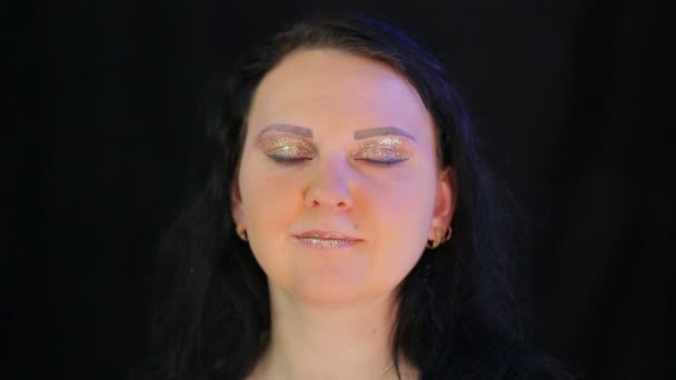 Брюнетка с ярким макияжем глаз и губ золотого цвета — стоковое видео