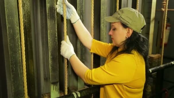 Ręce kobiety etap pracownik w rękawiczkach obniża kurtyny teatralnej i mocuje przewód — Wideo stockowe