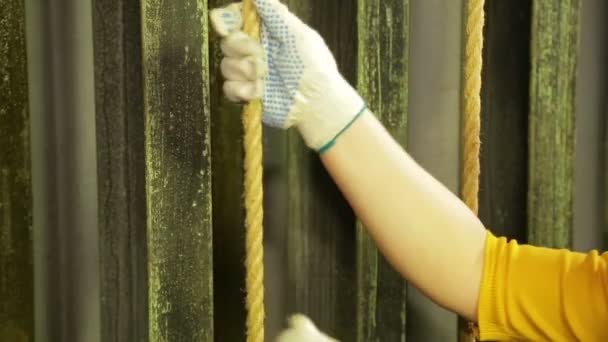 The hands of the woman the stage worker in gloves lifts the cable of the theater curtain — Stock Video