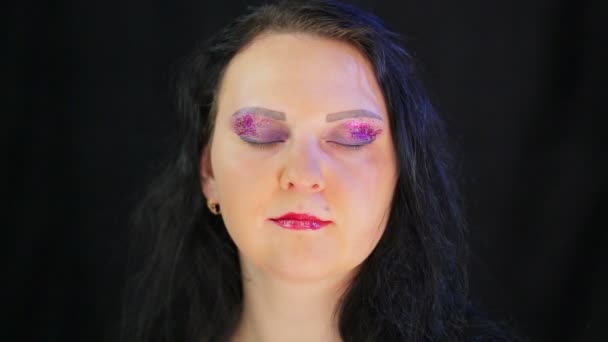 Mulher morena com olho brilhante pronto e maquiagem labial — Vídeo de Stock