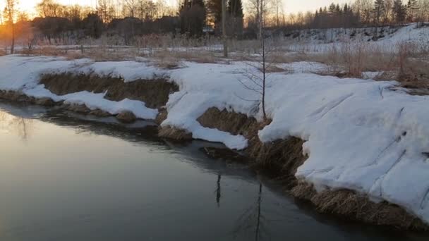 Sonnenaufgang über einem kleinen Fluss im zeitigen Frühling — Stockvideo