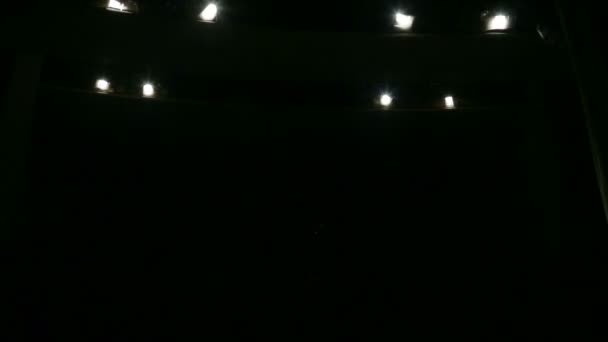 Osvětlení na koncertě v hlediště. — Stock video