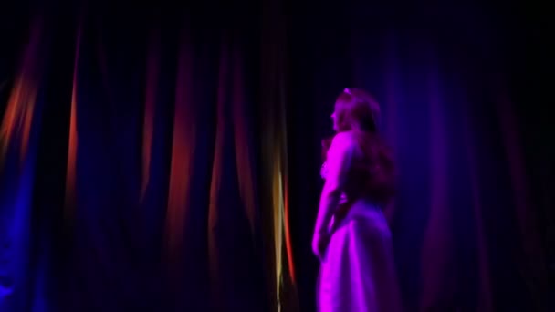 A young red-haired singer goes on stage when the curtain opens. — Stock Video