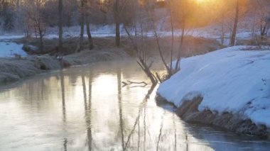 Nehirde erken baharda gündoğumu. Sudan bir ışık sis yükselir