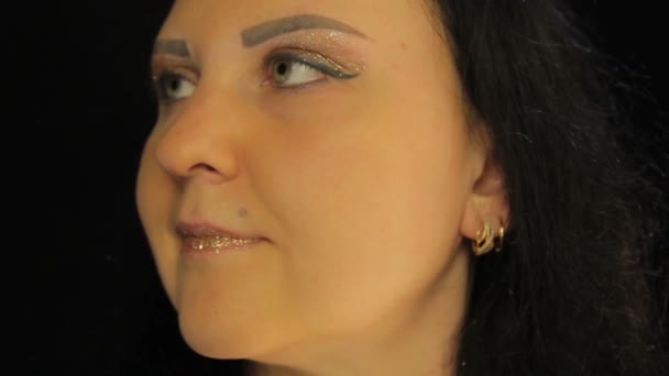 女性手がゴールドの輝きと彼女の唇メイクを共有します。. — ストック動画