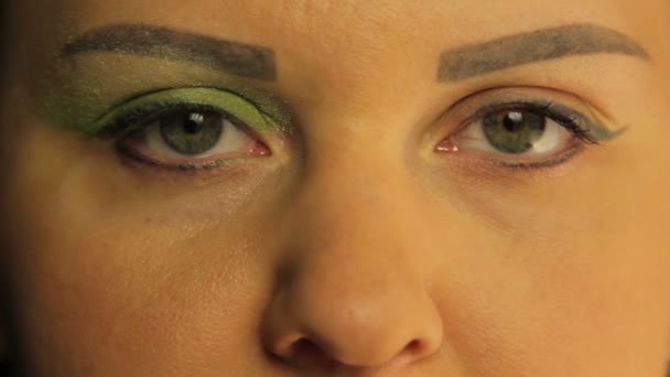 Parlak yeşil gölgeler ile boyalı kadın gözleri bir göz. — Stok video