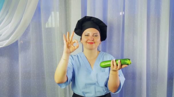 Donna Cuoco Grembiule Sorride Tiene Zucchine Zucchine Mano Mostra Mano — Video Stock