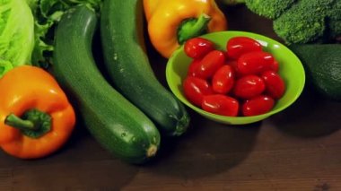 Taze sebzeler biber, brokoli, avokado, ahşap bir masada kabak. Close