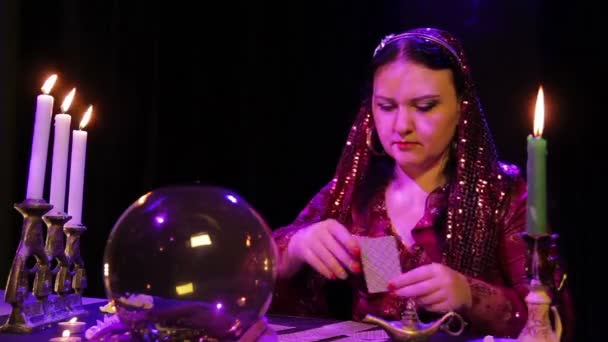 Zigeunerin Rotem Kleid Steckt Karten Den Rauch Bei Kerzenschein Der — Stockvideo