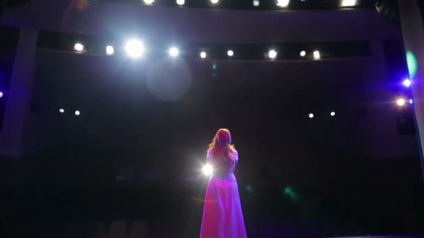 Νεαρά Κοκκινομάλλα Τραγουδίστρια Δίνει Μια Συναυλία Στη Σκηνή Πυροβολώντας Από — Αρχείο Βίντεο