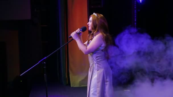 Μια Νεαρά Κοκκινομάλλα Τραγουδίστρια Τραγουδά Στη Σκηνή Ένα Μικρόφωνο Επαγγελματικό — Αρχείο Βίντεο