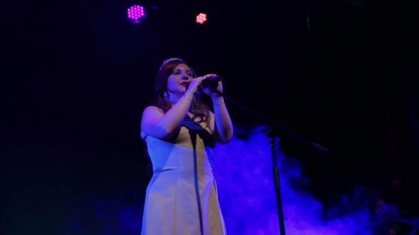 Een Jonge Roodharige Zangeres Zingt Het Podium Met Professionele Verlichting — Stockvideo